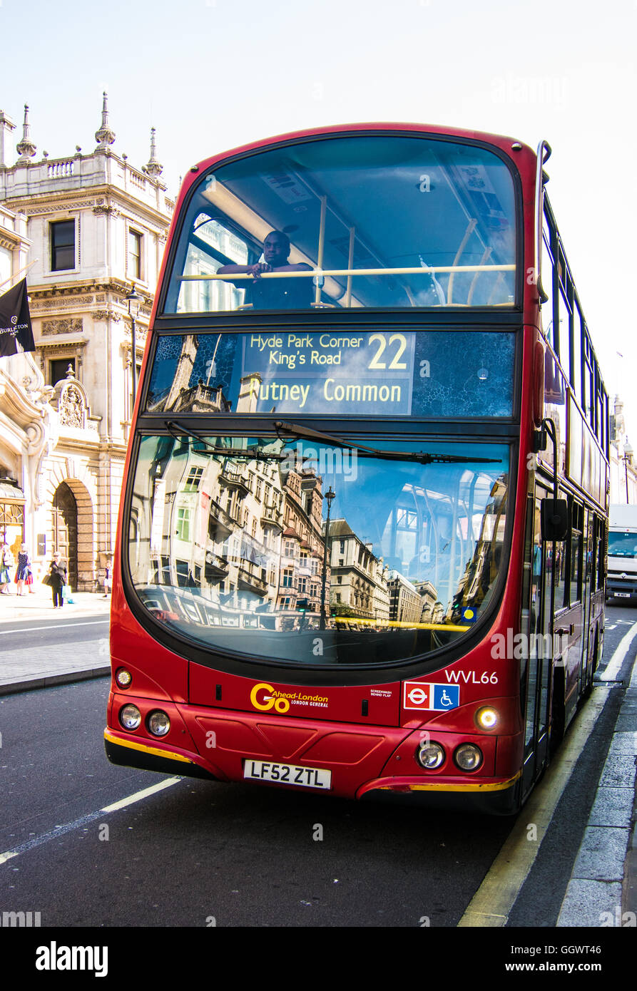 Le riflessioni di Piccadilly Street sul bus, London, Regno Unito Foto Stock