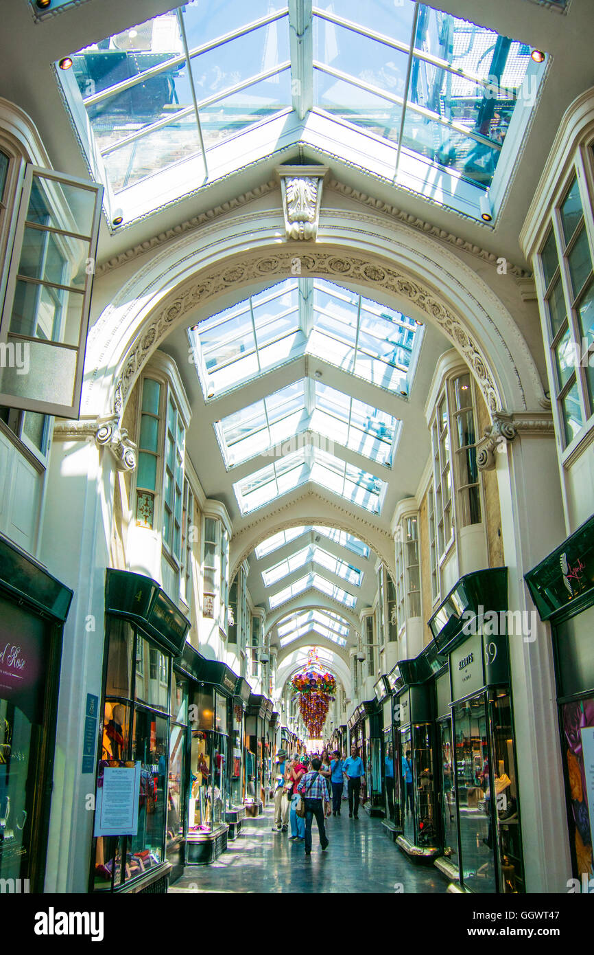 Il Burlington Arcade nell'esclusiva zona di Mayfair del West End di Londra, è stato il primo al mondo shopping arcade, aperto nel 1819 Foto Stock