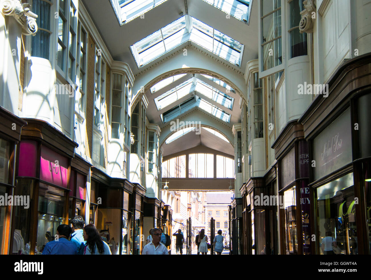 Il Burlington Arcade nell'esclusiva zona di Mayfair del West End di Londra, è stato il primo al mondo shopping arcade, aperto nel 1819 Foto Stock