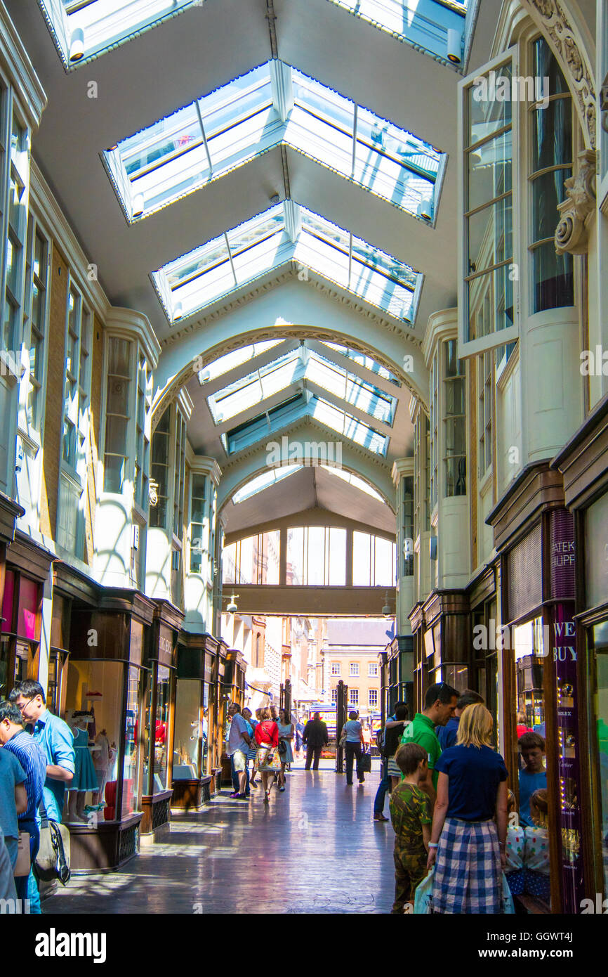 Il Burlington Arcade nell'esclusiva zona di Mayfair del West End di Londra, è stato il primo al mondo shopping arcade, aperto nel 1819 Foto Stock