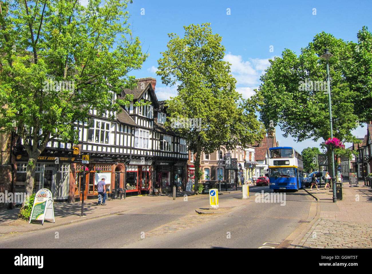 High Street, la principale arteria commerciale nel centro della città di Berkhamsted, Regno Unito Foto Stock