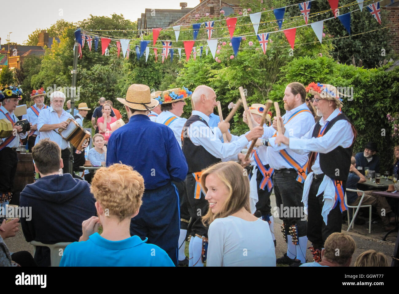 Morris Dance è una forma di English Folk Dance risalente al quattrocento con passo passo ritmico, brandendo bastoni, spade, fazzoletti da naso e da taschino Foto Stock