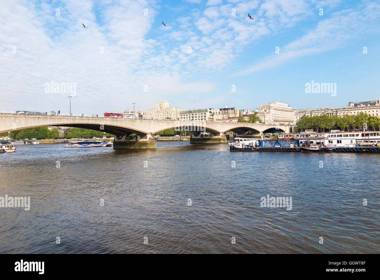 Waterloo Bridge sul fiume Tamigi, LONDRA, REGNO UNITO, Shell-Mex casa sullo sfondo in una giornata di sole con cielo blu Foto Stock