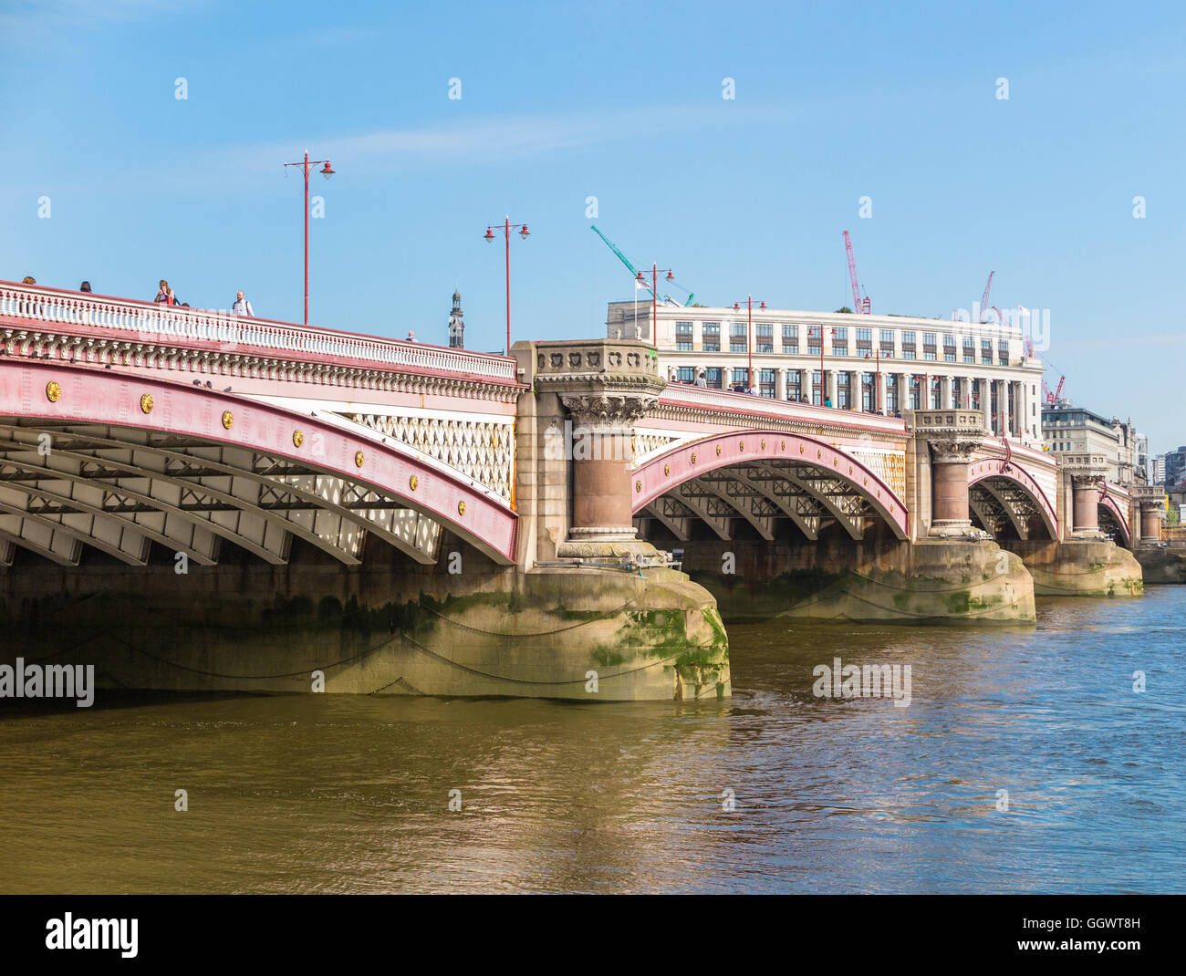 Blackfriars Bridge, dando strada e accesso pedonale sul fiume Thames, London, Regno Unito in una giornata di sole con cielo blu Foto Stock