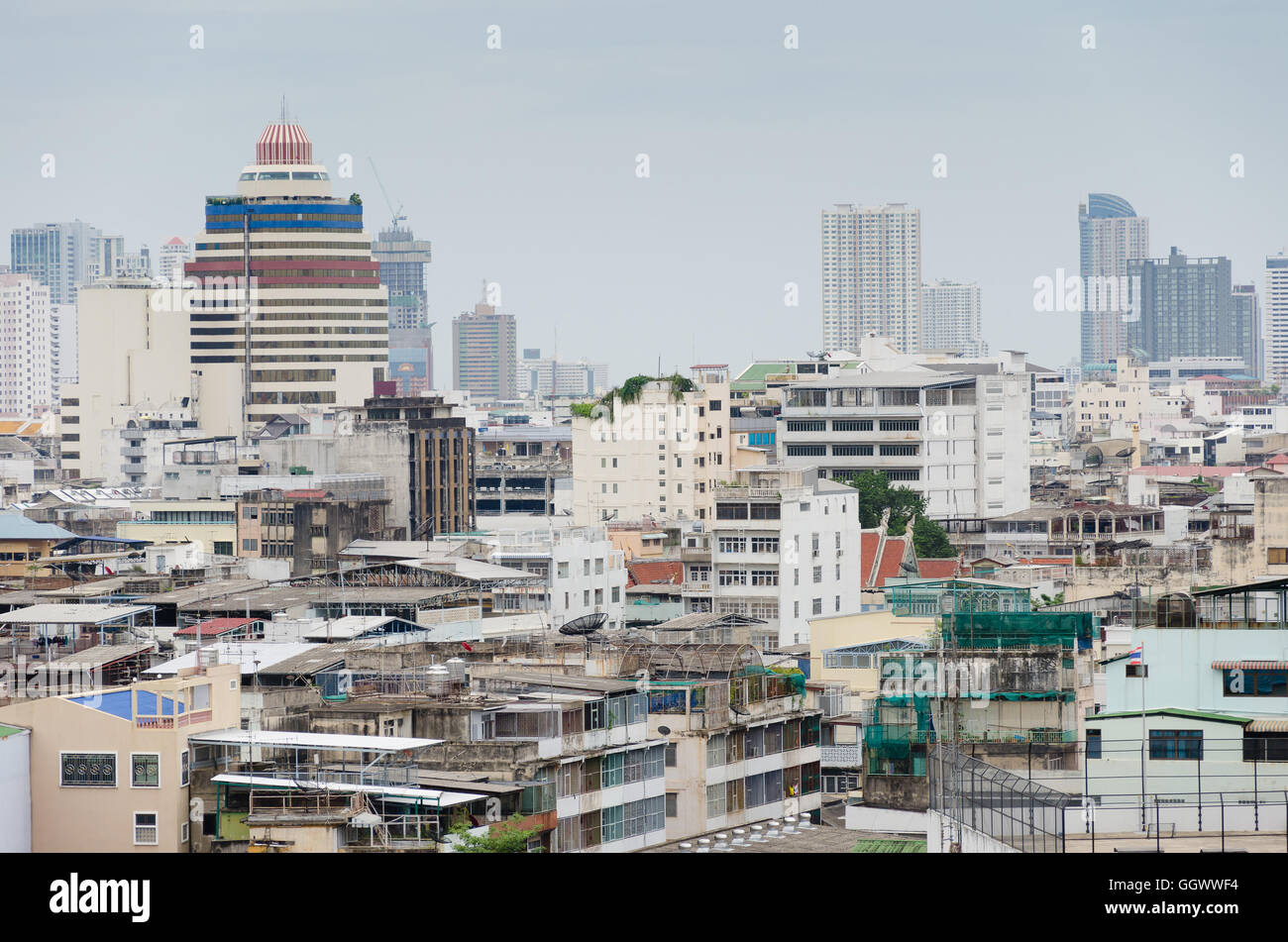 Edifici ad alta densità nella grande città di Bangkok. Foto Stock