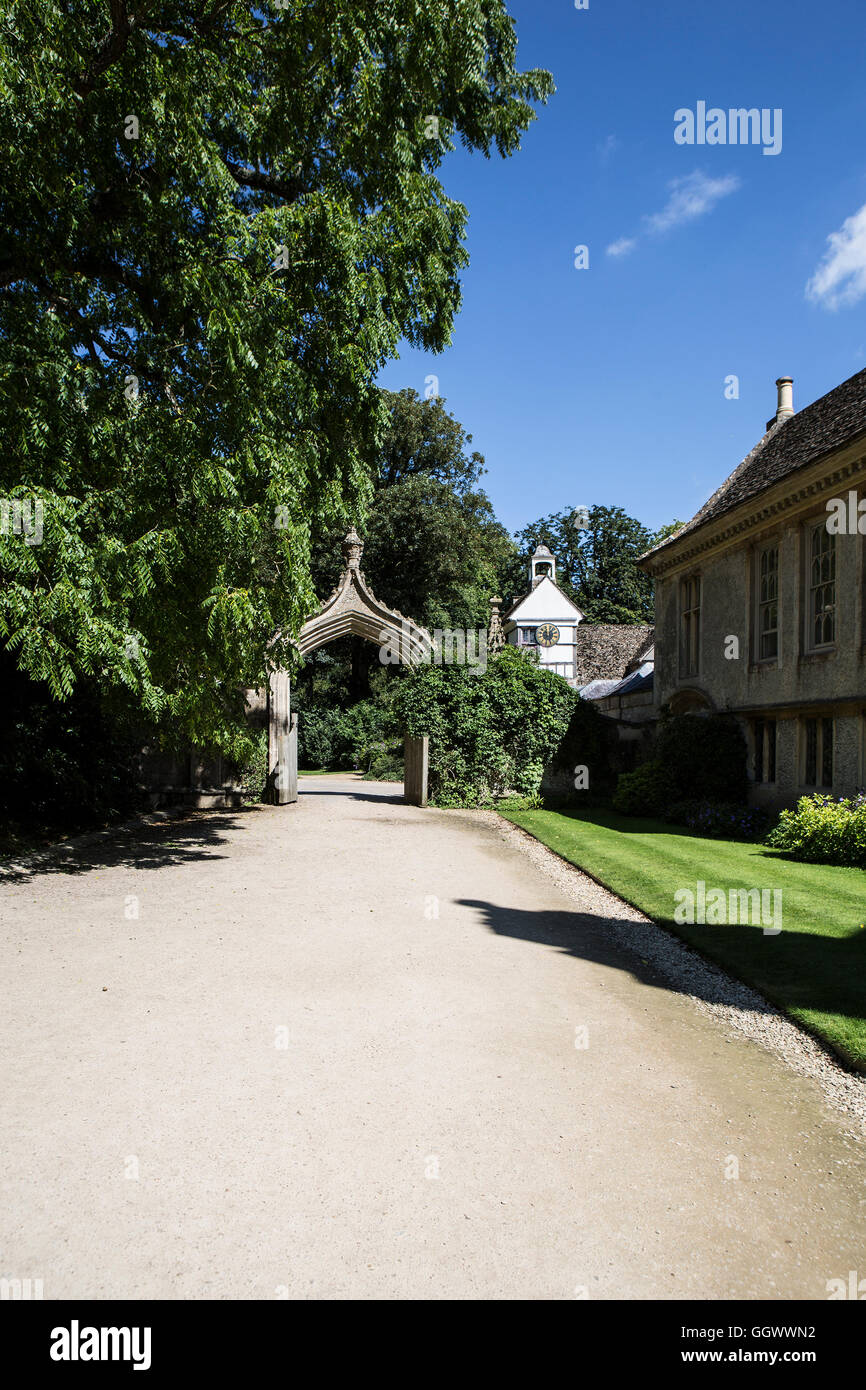Ingresso ad arco porta a Lacock Abbey casa famiglia di Pioneer fotografo William Fox Talbot - WILTSHIRE REGNO UNITO Foto Stock