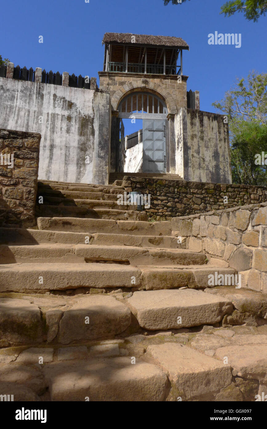 Una porta nella parete del palazzo reale sulla collina sacra di Ambohimanga nei pressi di Antananarivo in Madagascar Foto Stock