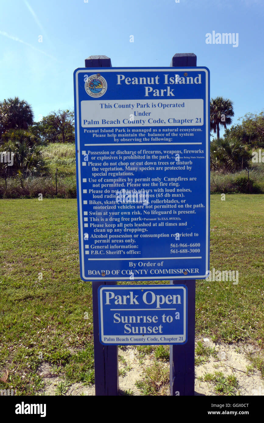 Un segno con le regole e i regolamenti per i visitatori di Peanut Island Park in Palm Beach County Florida del Sud. Foto Stock