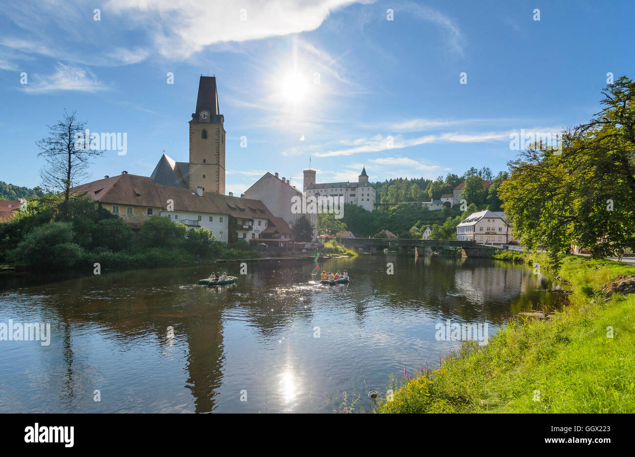 Rozmberk nad Vltavou (Rosenberg): Moldava (Moldau) il Fiume , la chiesa di Santa Maria e il castello di Rozmberk ( Rosenberg castello ), Ceco, Jih Foto Stock