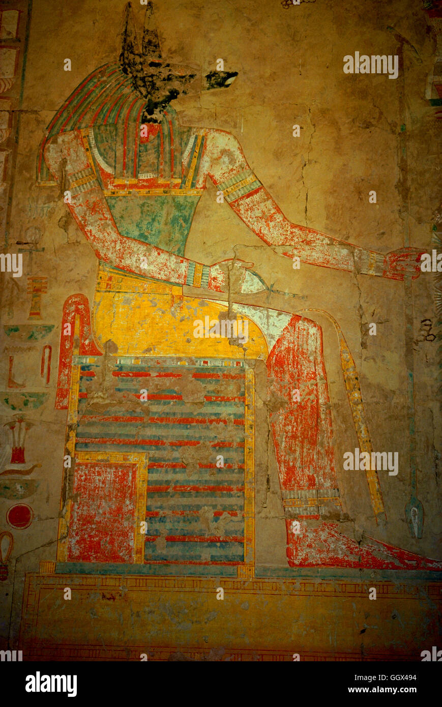 Dettaglio di un muro dipinto nella parte interna del tempio mortuario di Hatshepsut. La West Bank. Luxor - Egitto Foto Stock