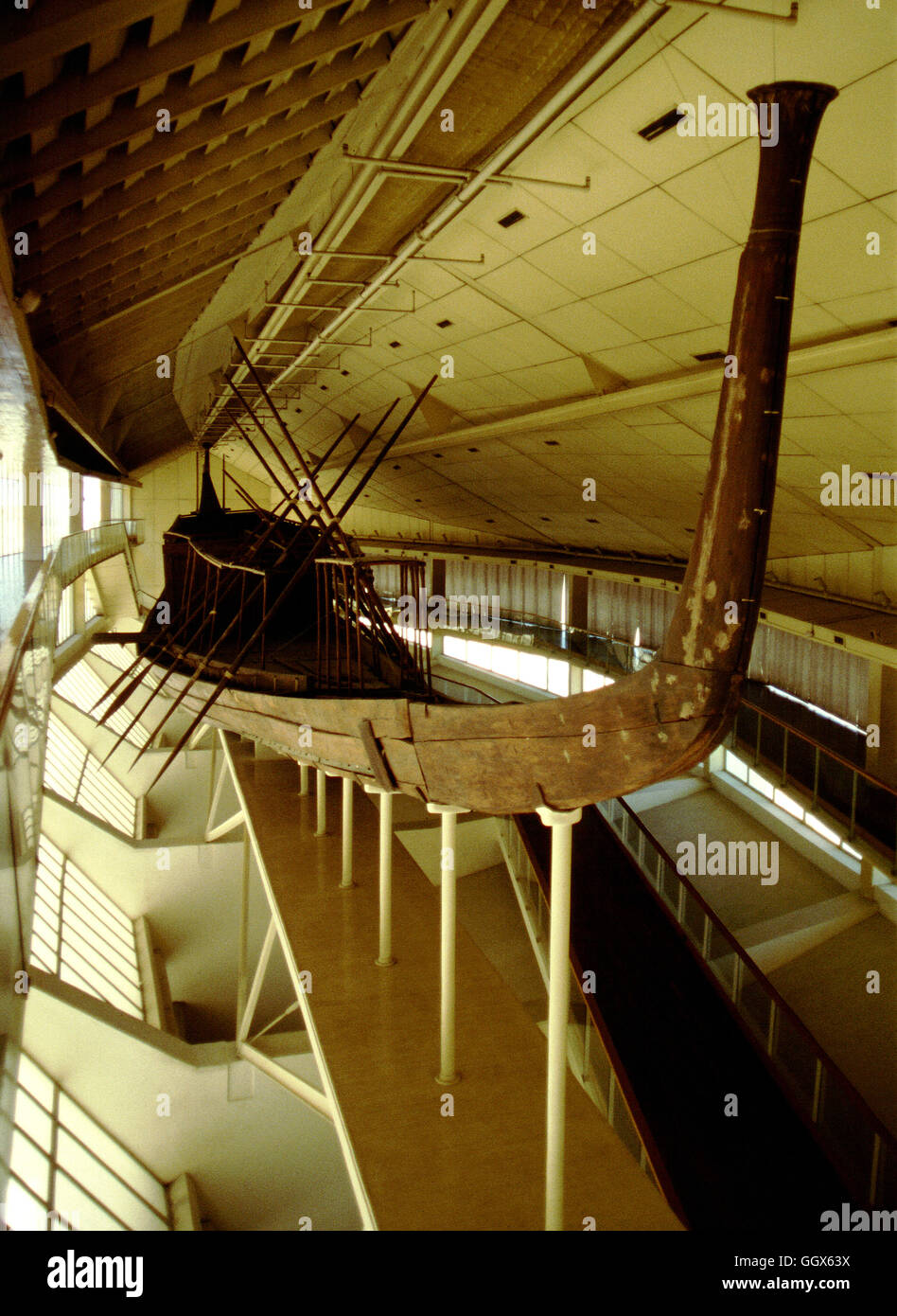 Barca solare Museo accanto al lato sud della Grande Piramide di Giza. Foto Stock