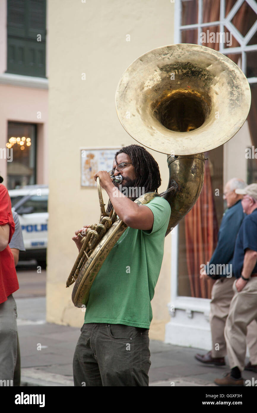 Un tubista musicista di strada nel quartiere francese. New Orleans 2016. Foto Stock
