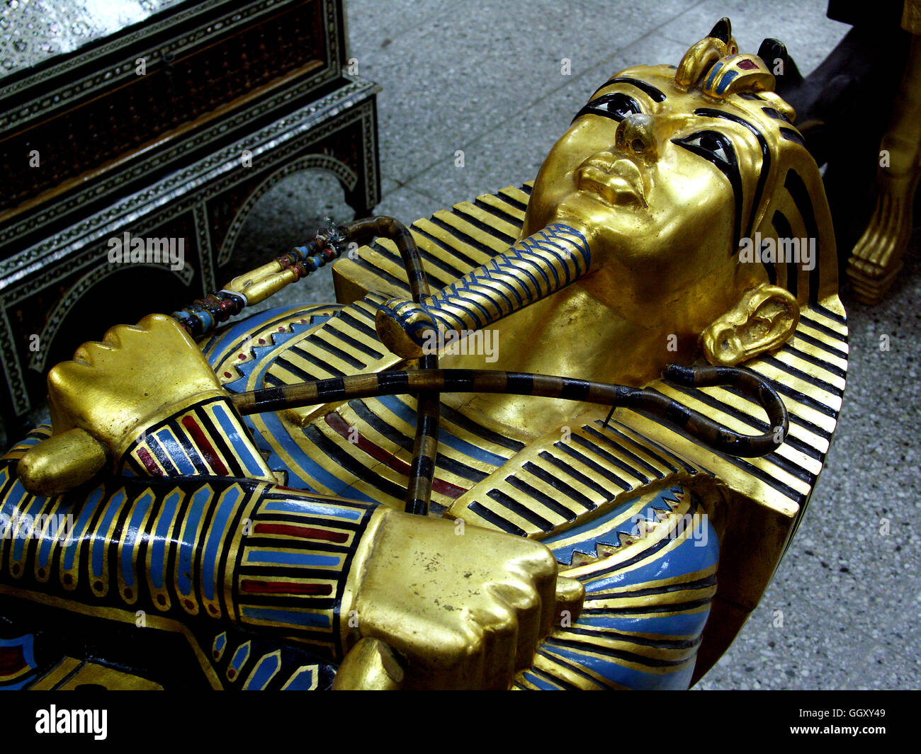 Store nel quartiere copto del Cairo vendita mobili modellato dopo antichi manufatti egizi. Caso della Mummia di Tutankhamon. Foto Stock