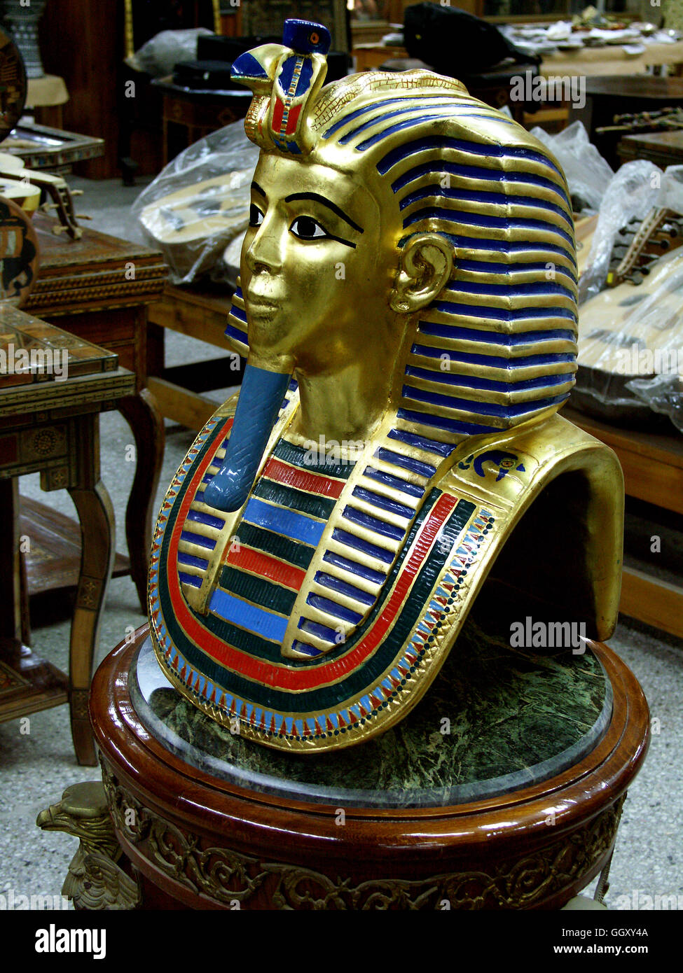 Store nel quartiere copto del Cairo vendita mobili modellato dopo antichi manufatti egizi. Caso della Mummia di Tutankhamon. Foto Stock