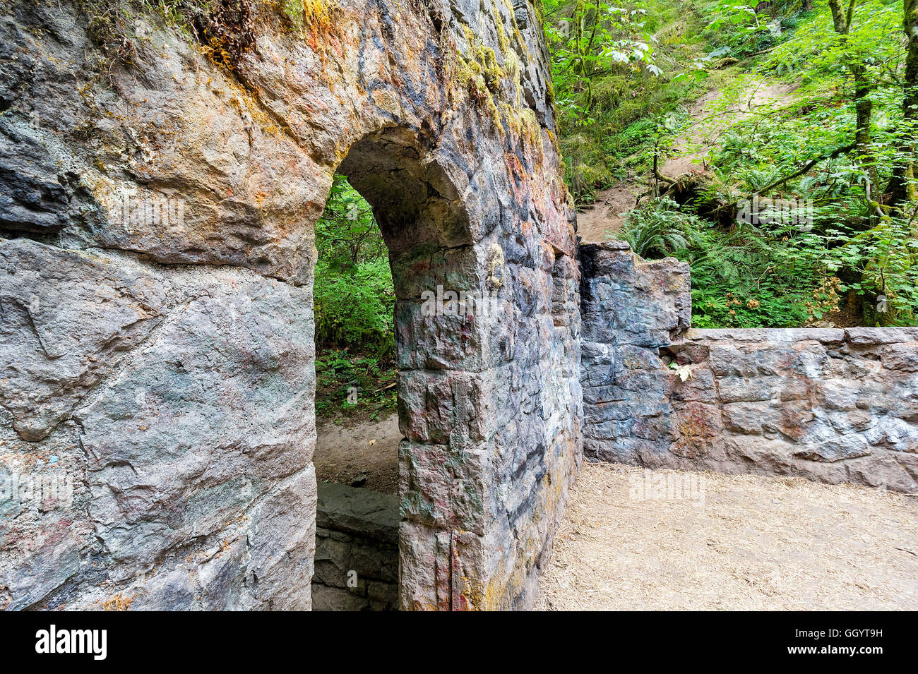 Abbandonato il castello di pietra casa archway a Wildwood Trail nel Forest Park Portland Oregon Foto Stock