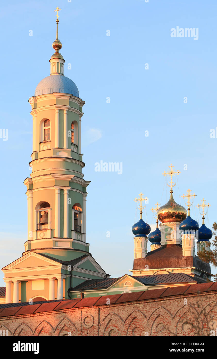 La Russia. Parete, la torre e la cupola del monastero russo di Optina al tramonto. Foto Stock
