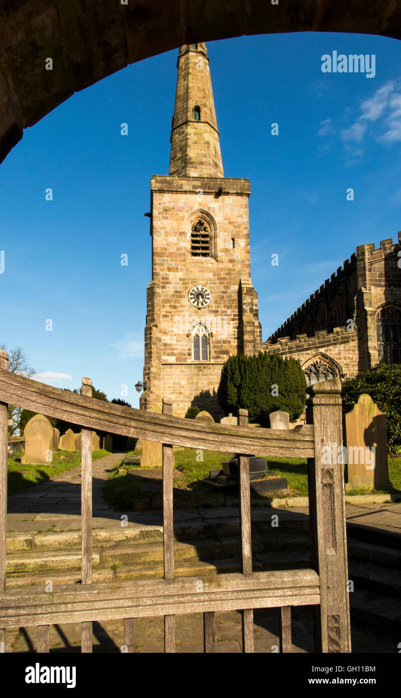 Regno Unito, Inghilterra, Cheshire, Astbury, Chiesa di Santa Maria attraverso la pietra arcuato lychgate Foto Stock