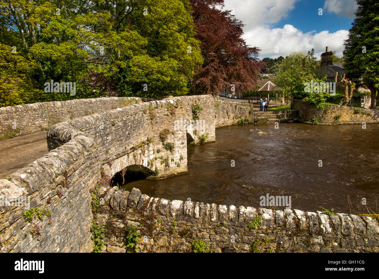 Regno Unito, Inghilterra, Derbyshire, Ashford nell'acqua, sheepwash ponte sul fiume Wye Foto Stock