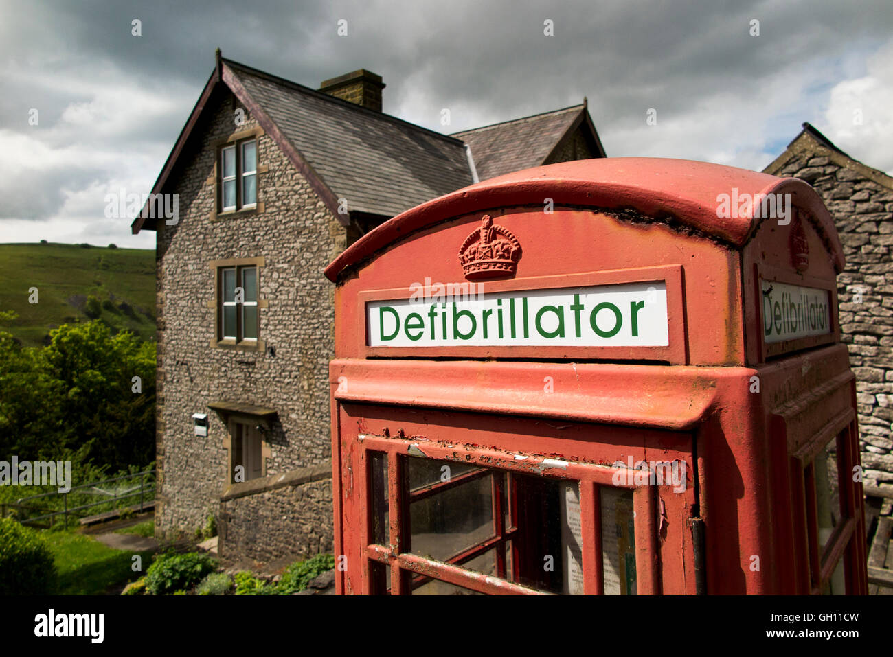 Regno Unito, Inghilterra, Derbyshire, Litton, Cressbrook, Bottomhill Road, villaggio casella telefono convertiti alla stazione del defibrillatore Foto Stock