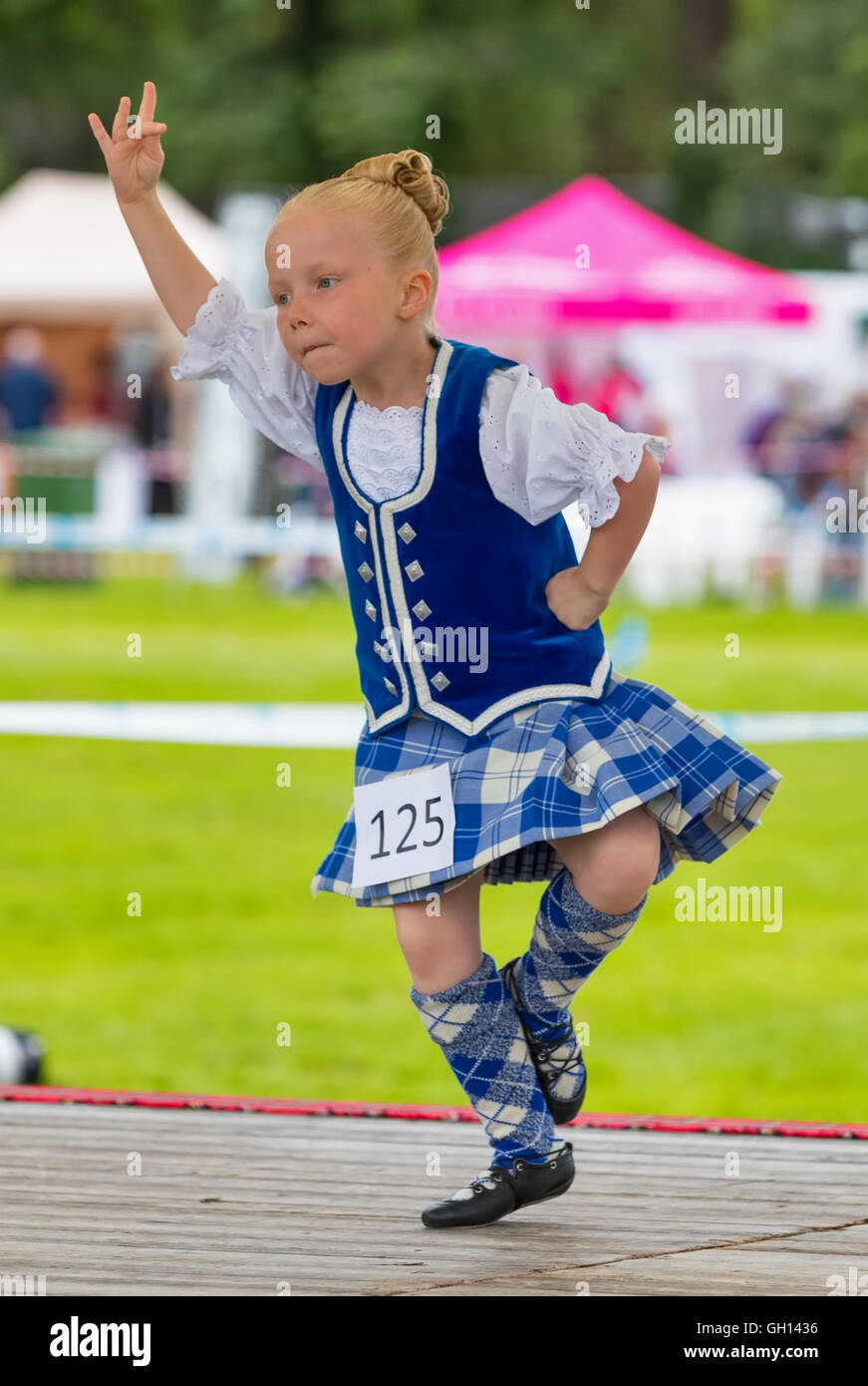 Moray, UK. 6 agosto 2016. Moray, Scotland, Regno Unito. 6 agosto 2016. Si tratta di Erin Forbes da Buckie, murene, Scozia esecuzione Highland Dancing per i giudici a Aberlour Highland Games, murene, in Scozia il 5 agosto 2016. Giochi delle Highland può essere meglio definito come una riunione sociale organizzata intorno ad attività sportive e concorsi musicali. Secondo la tradizione, Scottish Highland Games hanno avuto il loro inizio quando il re e i capi clan della Scozia ha cercato un ragionevole e piacevole metodo di scegliere i migliori uomini in armi. Credito: JASPERIMAGE/Alamy Live News Foto Stock