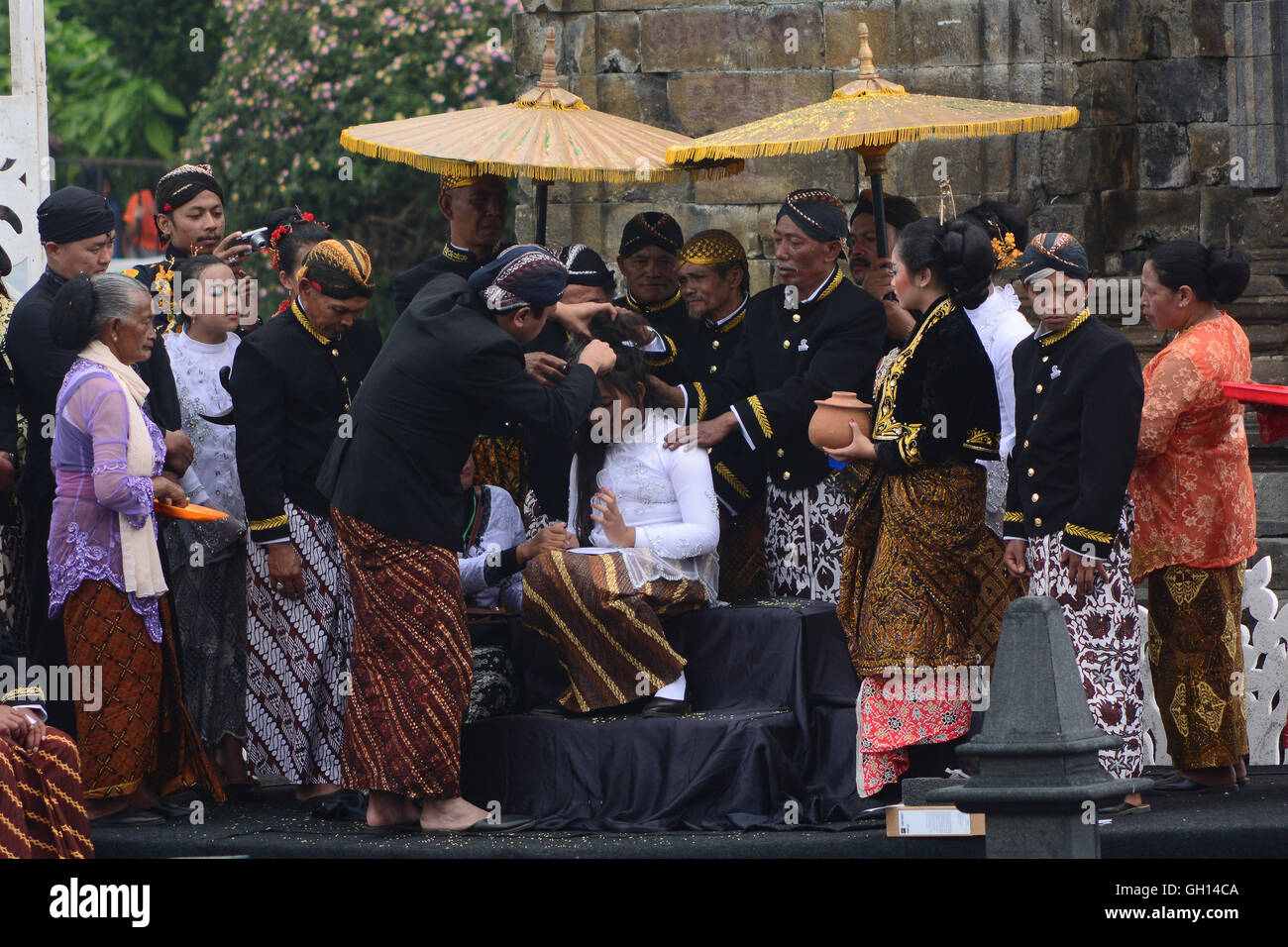 (160807) -- BANJARNEGARA(Indonesia), 7 Agosto, 2016 (Xinhua) -- un giovane partecipante ha il suo dreadlocked capelli tagliati a Ruwatan Rambut Gimbal cerimonia durante il Dieng Cultura Festival presso il Dieng plateau in Banjarnegara, Indonesia, 7 Agosto, 2016. Dieng Cultura Festival è un evento annuale presentando una varietà di arte e cultura prestazioni culminate con un rituale di capelli cerimonia di rifilatura dei bambini dreadlocked noto come Ruwatan Rambut gimbal. (Xinhua/Himawan) (SXK) Foto Stock