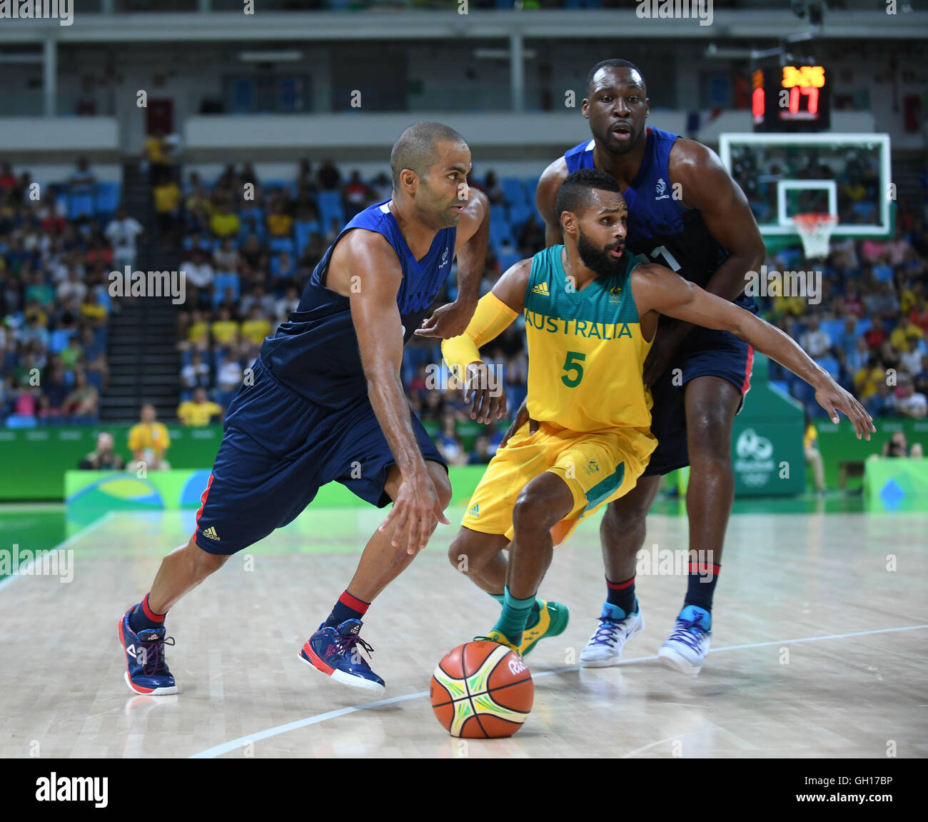 Rio de Janeiro, Brasile. 06 Ago, 2016. Francia contro l'Australia, Turno preliminare della partita del Rio 2016 Giochi Olimpici alla Carioca Arena 1, Rio de Janeiro, Brasile, 6 agosto 2016. Tony Paker (Francia) contestata da Patty Mills (AUS) © Azione Sport Plus/Alamy Live News Foto Stock
