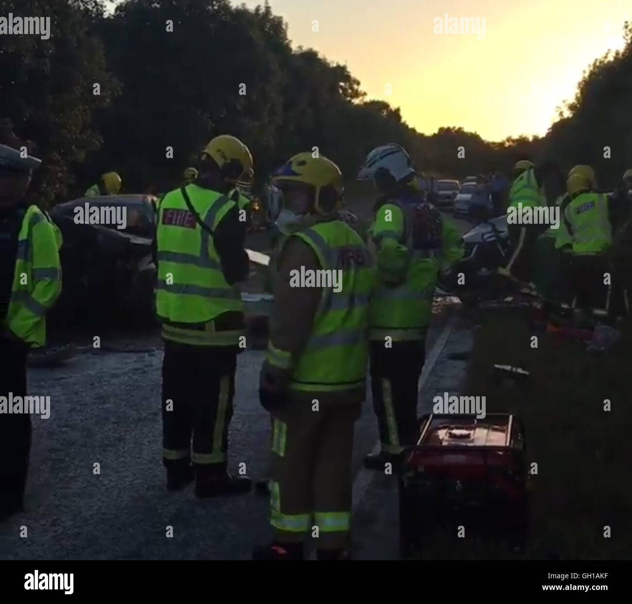 Otenza, Hampshire, Regno Unito. 07 Ago, 2016. La strada era chiusa per dieci ore mentre la polizia indagato a. Crash che coinvolgono due veicoli. Un driver è stato tirato in forma a. La masterizzazione di veicolo da parte degli automobilisti. Servizi di emergenza sono attualmente di fronte a una grave collisione sulla A36, Salisbury Road, vicino al West Wellow. L'incidente poco prima di 8pm questa sera. Fire equipaggi da Hampshire fuoco e di salvataggio, Paramedici, un team di Hart da South Central servizio ambulanza sono stati chiamati per la scena. Ryan Atfield e un altro uomo si ritiene abbiano tirato un uomo da uno dei veicoli che ha preso fuoco. © uknip/Ala Foto Stock