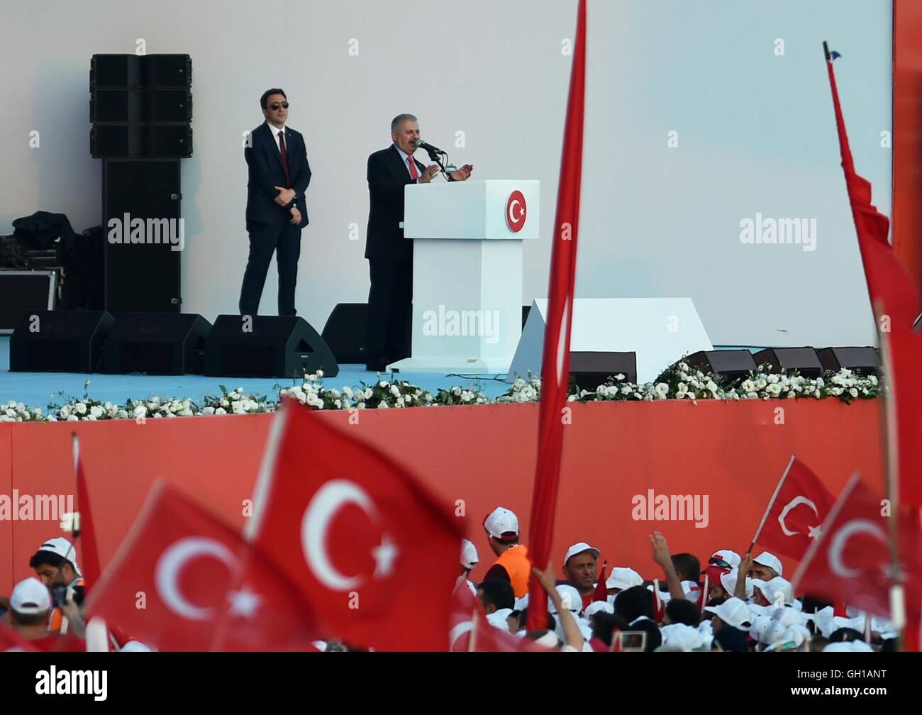 (160808) -- Istanbul, e il Agosto 8, 2016(Xinhua) -- Primo Ministro turco Binali Yildlirim offre un discorso in un rally contro il fallito colpo di stato militare del 15 luglio in Istanbul Yenikapi square, Turchia, il 7 agosto, 2016. Settimane di manifestazioni di protesta sventato un tentativo di colpo di stato in Turchia ha avuto il suo culmine domenica in una massiccia raccolta qui mai visto nel paese della storia moderna che ha chiamato "un cuore, una nazione". (Xinhua/Egli Canling)(yy) Foto Stock