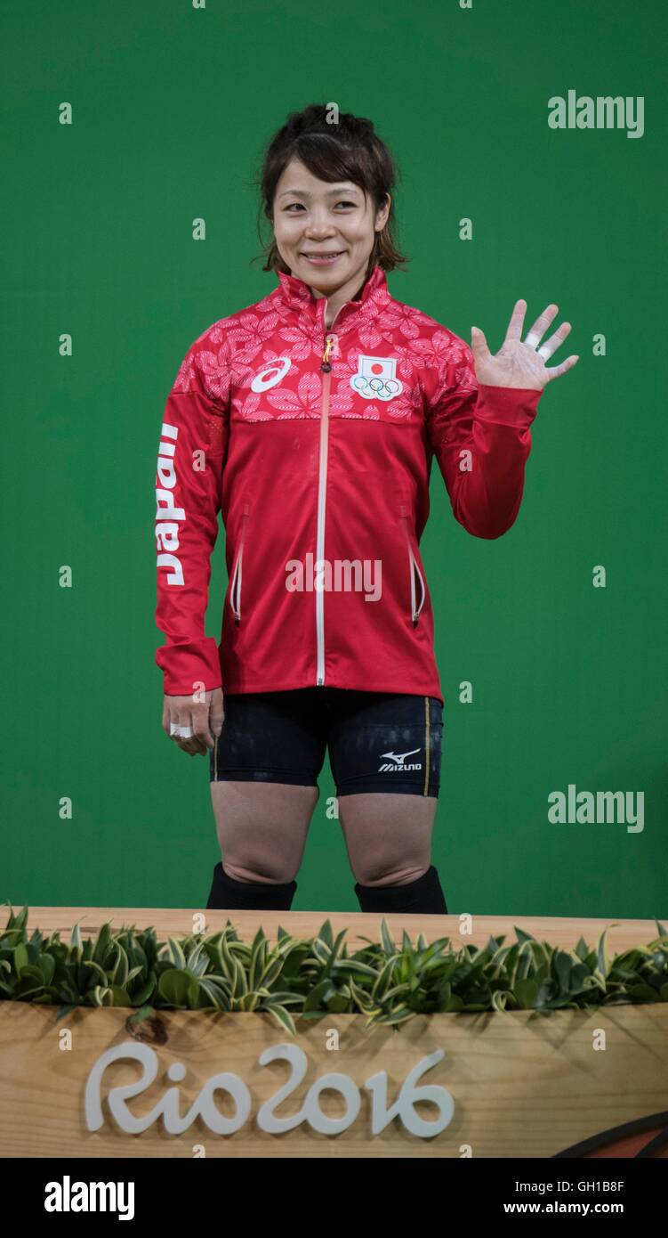 Rio de Janeiro, Brasile. Il 6 agosto, 2016. Hiromi Miyake (JPN) sollevamento pesi : medaglia di bronzo Hiromi Miyake del Giappone celebrares durante la premiazione per le donne del 48kg durante il Rio 2016 Giochi Olimpici a Riocentro padiglione 2 a Rio de Janeiro in Brasile . © Enrico Calderoni AFLO/sport/Alamy Live News Foto Stock