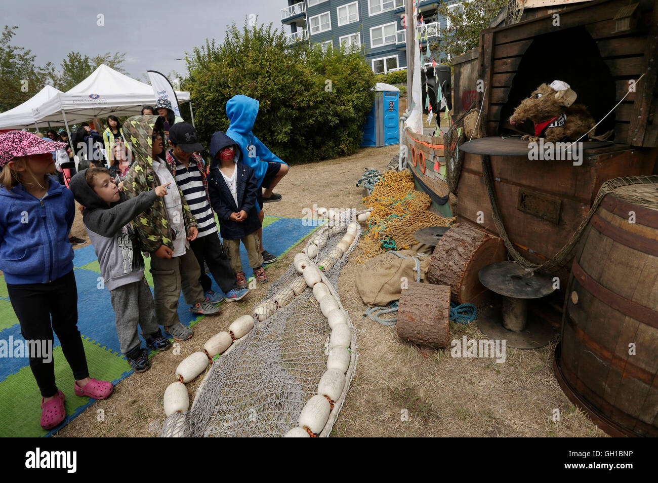 Vancouver, Canada. Il 7 agosto, 2016. I bambini guardare uno spettacolo di marionette al tredicesimo Richmond Maritime Festival in Richmond, Canada, il 7 agosto, 2016. La due giorni del festival ha dato dei calci a fuori di sabato. I visitatori possono imparare il Canada marittimo della storia e cultura attraverso varie attività tra cui mostre, spettacoli e dimostrazioni nautiche. Credito: Liang Sen/Xinhua/Alamy Live News Foto Stock