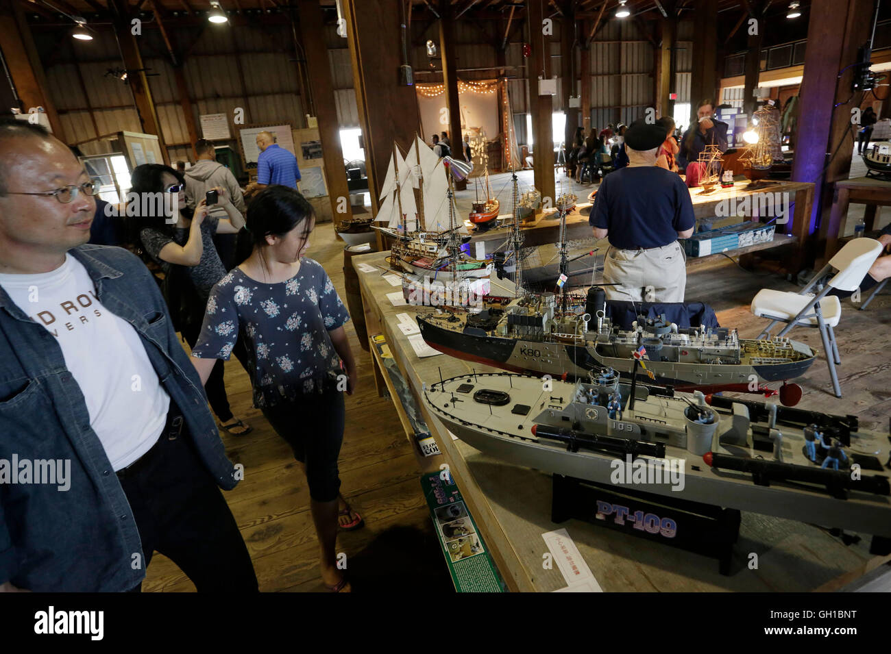 Vancouver, Canada. Il 7 agosto, 2016. I visitatori guardano su modelli di navi a xiii Richmond Maritime Festival in Richmond, Canada, il 7 agosto, 2016. La due giorni del festival ha dato dei calci a fuori di sabato. I visitatori possono imparare il Canada marittimo della storia e cultura attraverso varie attività tra cui mostre, spettacoli e dimostrazioni nautiche. Credito: Liang Sen/Xinhua/Alamy Live News Foto Stock