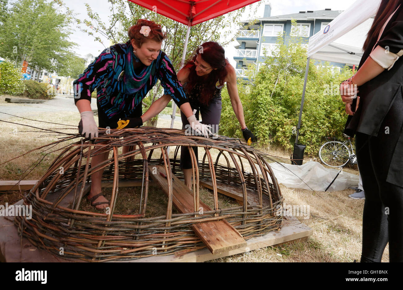 Vancouver, Canada. Il 7 agosto, 2016. Visitatori imparano a costruire un tradizionale nativa kayak al tredicesimo Richmond Maritime Festival in Richmond, Canada, il 7 agosto, 2016. La due giorni del festival ha dato dei calci a fuori di sabato. I visitatori possono imparare il Canada marittimo della storia e cultura attraverso varie attività tra cui mostre, spettacoli e dimostrazioni nautiche. Credito: Liang Sen/Xinhua/Alamy Live News Foto Stock