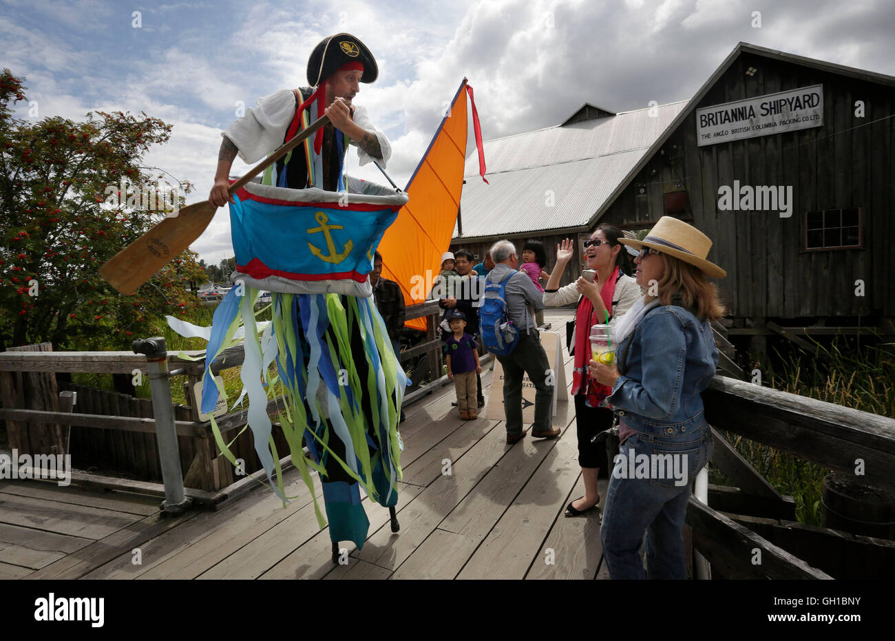 Vancouver, Canada. Il 7 agosto, 2016. Un attore in costume pirata esegue al tredicesimo Richmond Maritime Festival in Richmond, Canada, il 7 agosto, 2016. La due giorni del festival ha dato dei calci a fuori di sabato. I visitatori possono imparare il Canada marittimo della storia e cultura attraverso varie attività tra cui mostre, spettacoli e dimostrazioni nautiche. Credito: Liang Sen/Xinhua/Alamy Live News Foto Stock
