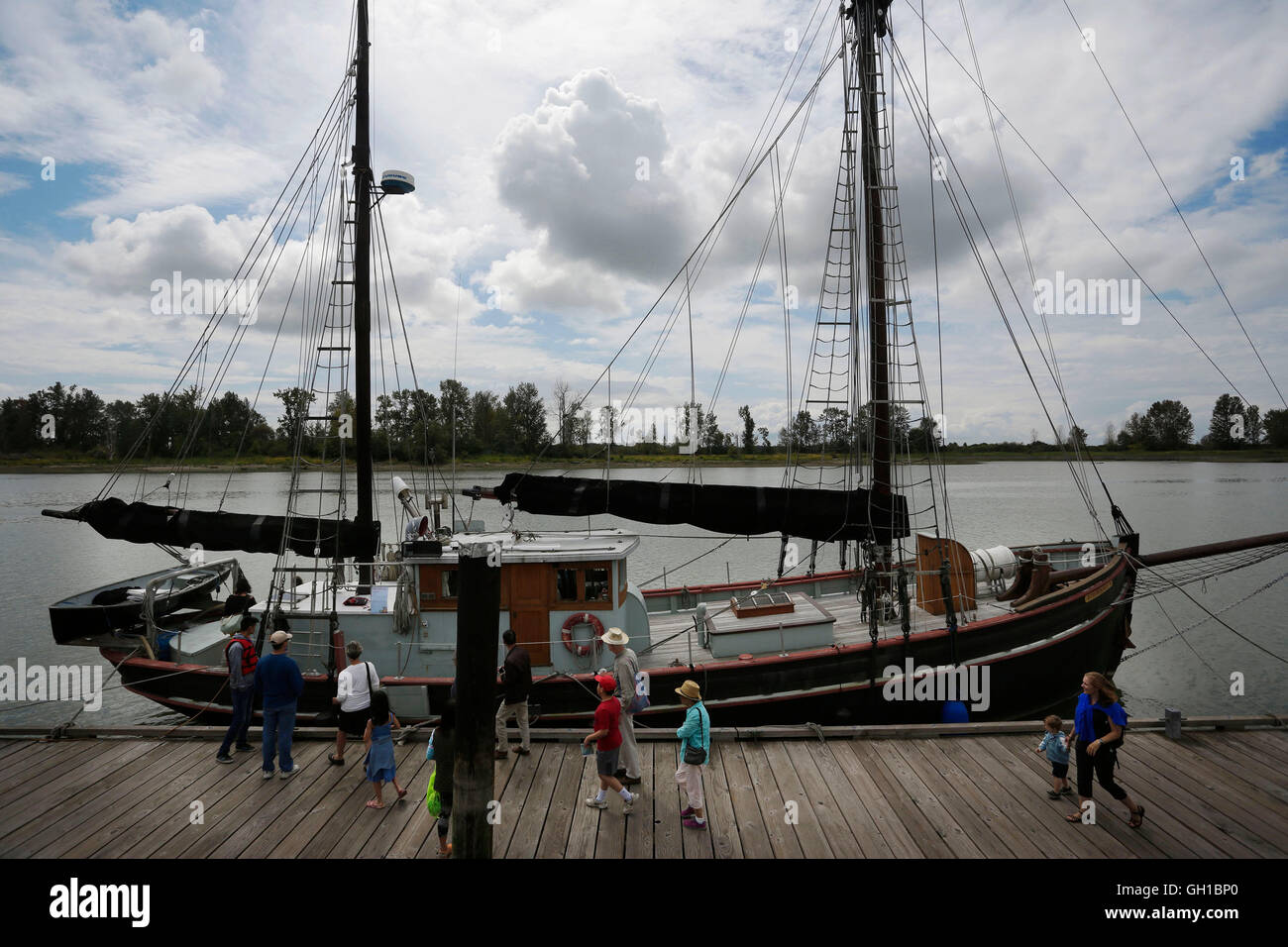 Vancouver, Canada. Il 7 agosto, 2016. Visitatori guarda su un vecchio tipo di peschereccio al tredicesimo Richmond Maritime Festival in Richmond, Canada, il 7 agosto, 2016. La due giorni del festival ha dato dei calci a fuori di sabato. I visitatori possono imparare il Canada marittimo della storia e cultura attraverso varie attività tra cui mostre, spettacoli e dimostrazioni nautiche. Credito: Liang Sen/Xinhua/Alamy Live News Foto Stock