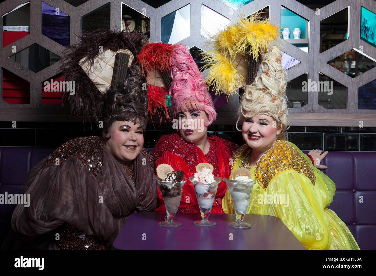 Edinburgh, Regno Unito. 8 agosto 2016. Premere il tasto di chiamata Diva Las Vegas come parte di Edinburgh Fringe Festival in S-Luca Gelateria. Edimburgo. Pak@ Mera/Alamy Live News Foto Stock