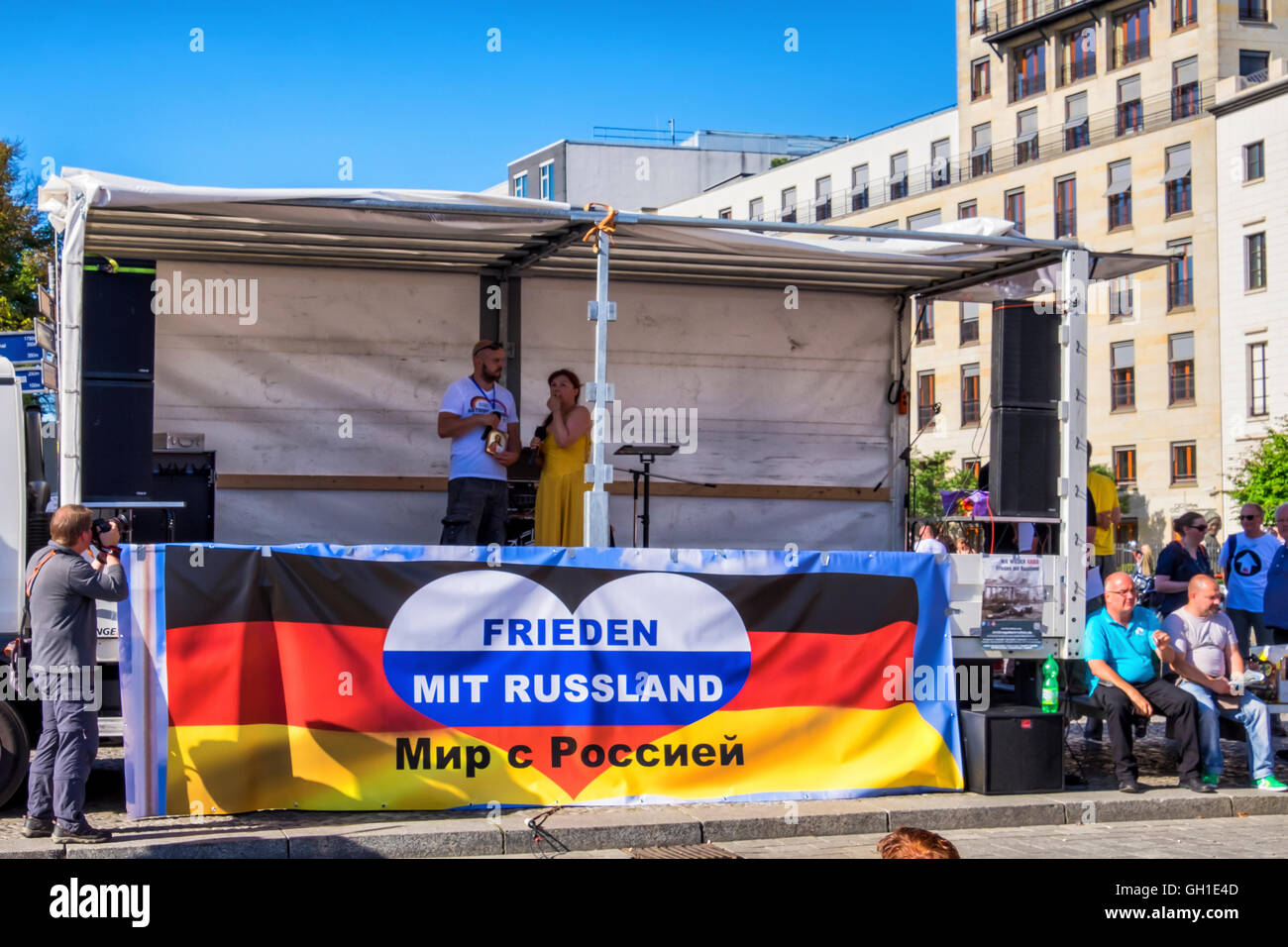 Brandenburger Tor, Berlino, Germania. Il 7 agosto 2016. Le persone che frequentano la Berlin-Moscow " Amicizia delle persone contro la propaganda della NATO' rally. La manifestazione si è tenuta a promuovere l amicizia e la pace tra Russia e Germania e wll è stato frequentato da un sbandieratori di folla. Credito: Eden Breitz/Alamy Live News Foto Stock