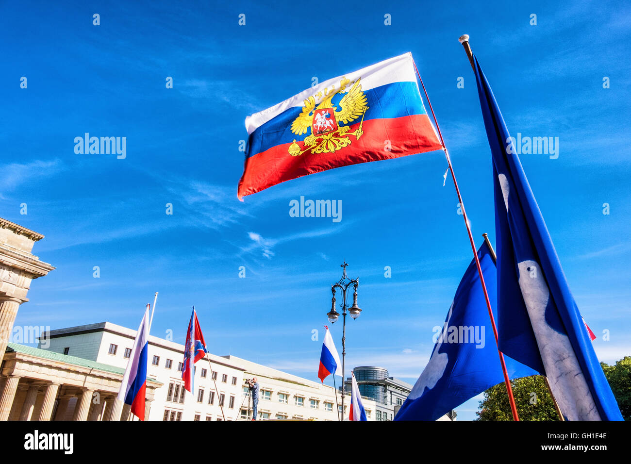 Brandenburger Tor, Berlino, Germania. Il 7 agosto 2016. Le persone che frequentano la Berlin-Moscow " Amicizia delle persone contro la propaganda della NATO' rally. La manifestazione si è tenuta a promuovere l amicizia e la pace tra Russia e Germania e wll è stato frequentato da un sbandieratori di folla. Credito: Eden Breitz/Alamy Live News Foto Stock