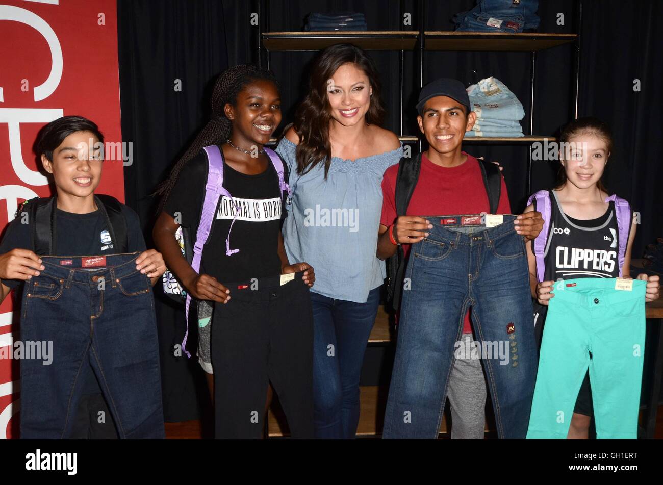 Los Angeles, CA, Stati Uniti d'America. Il 3° agosto 2016. Vanessa Lachey, evento gli ospiti di presenze per JCPenney back-to-scuola comunità Evento, YMCA Hollywood, Los Angeles, CA il 3 agosto 2016. © Priscilla concedere/Everett raccolta/Alamy Live News Foto Stock