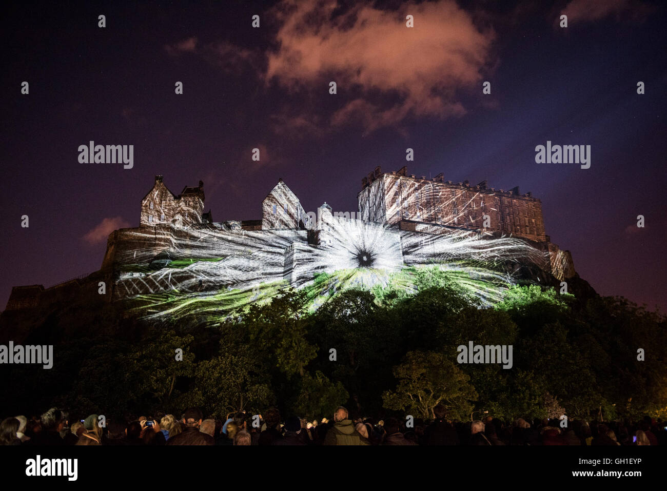 Edimburgo, Scozia, Regno Unito. Il 7 agosto, 2016. Luce e proiezioni laser proiettato sul Castello di Edimburgo facciata come parte dello standard di vita evento di apertura: tempo di profondo spettacolo per la Edinburgh International Festival Credito: Guillem Lopez/Alamy Live News Foto Stock