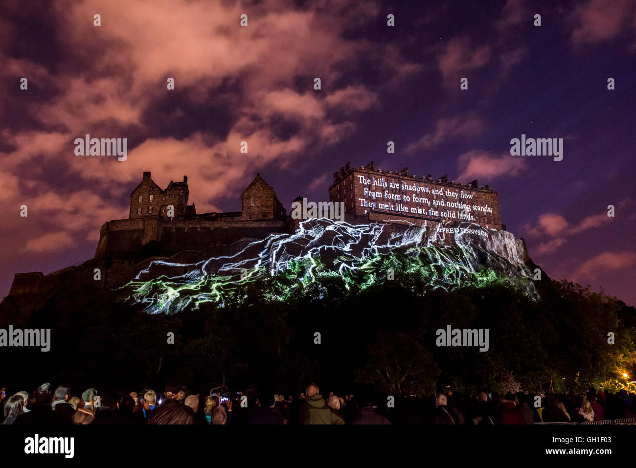 Edimburgo, Scozia, Regno Unito. Il 7 agosto, 2016. Luce e proiezioni laser proiettato sul Castello di Edimburgo facciata come parte dello standard di vita evento di apertura: tempo di profondo spettacolo per la Edinburgh International Festival Credito: Guillem Lopez/Alamy Live News Foto Stock