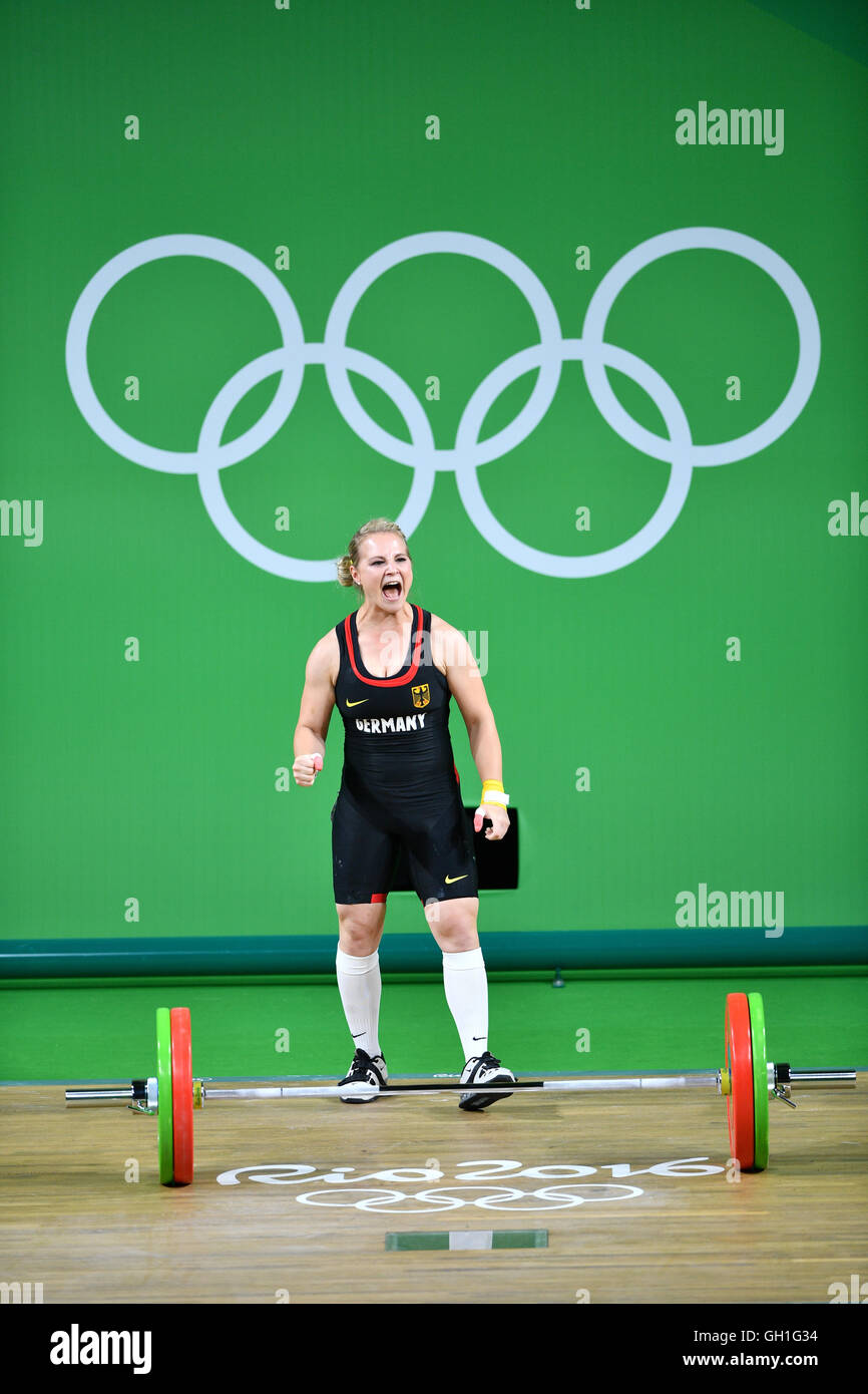 Rio de Janeiro, Brasile. 8 Ago, 2016. Sabine Kusterer di Germania reactsduring delle Donne 58kg Gruppo B categoria del Rio 2016 Giochi Olimpici pesi eventi presso il Riocentro in Rio de Janeiro, Brasile, 8 agosto 2016. Foto: Lukas Schulze/dpa/Alamy Live News Foto Stock