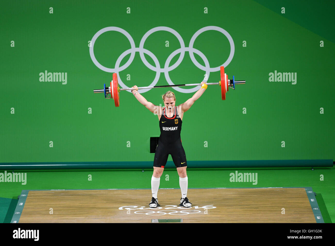 Rio de Janeiro, Brasile. 8 Ago, 2016. Sabine Kusterer di Germania compete durante la donna 58kg Gruppo B categoria del Rio 2016 Giochi Olimpici pesi eventi presso il Riocentro in Rio de Janeiro, Brasile, 8 agosto 2016. Foto: Lukas Schulze/dpa/Alamy Live News Foto Stock