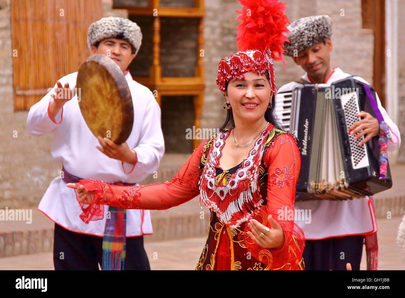 Tradizionale danza e musica eseguita in Khiva, Uzbekistan Foto Stock