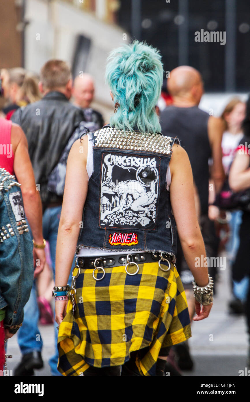 Un punk rock rebel ribellarci rebellion festival di Blackpool spike spiked mohicano pungenti mohawk acconciatura di capelli fuorilegge steampunk doc martens rock bilanciere Foto Stock