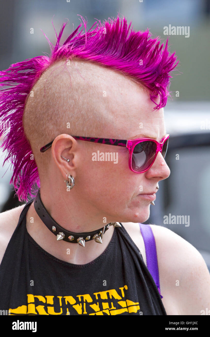 Un punk rock rebel ribellarci rebellion festival di Blackpool spike spiked mohicano pungenti mohawk acconciatura di capelli fuorilegge steampunk doc martens rock bilanciere Foto Stock