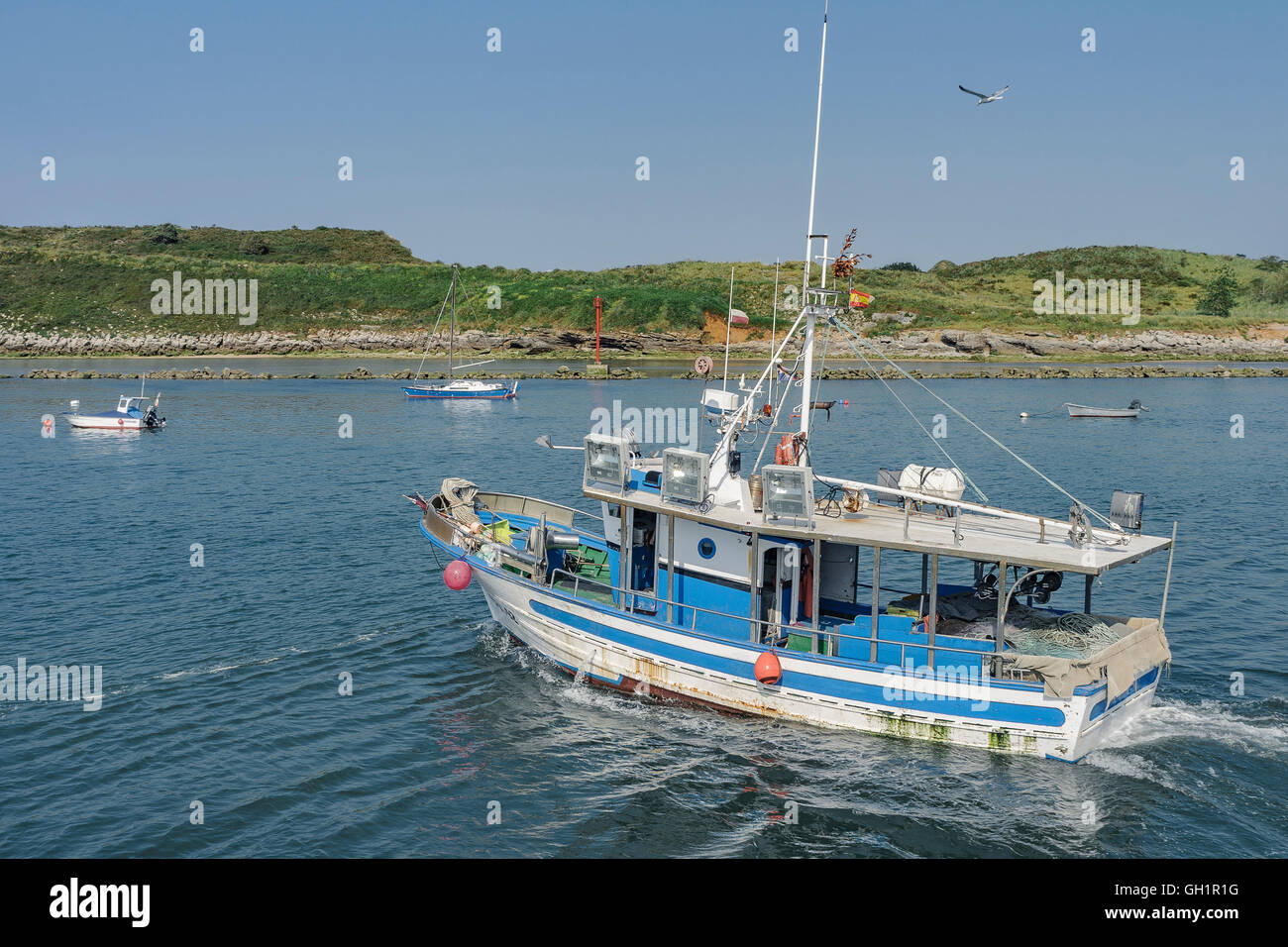 Barca da pesca di lasciare il porto di pesca di Suances Cantabria, SPAGNA Foto Stock