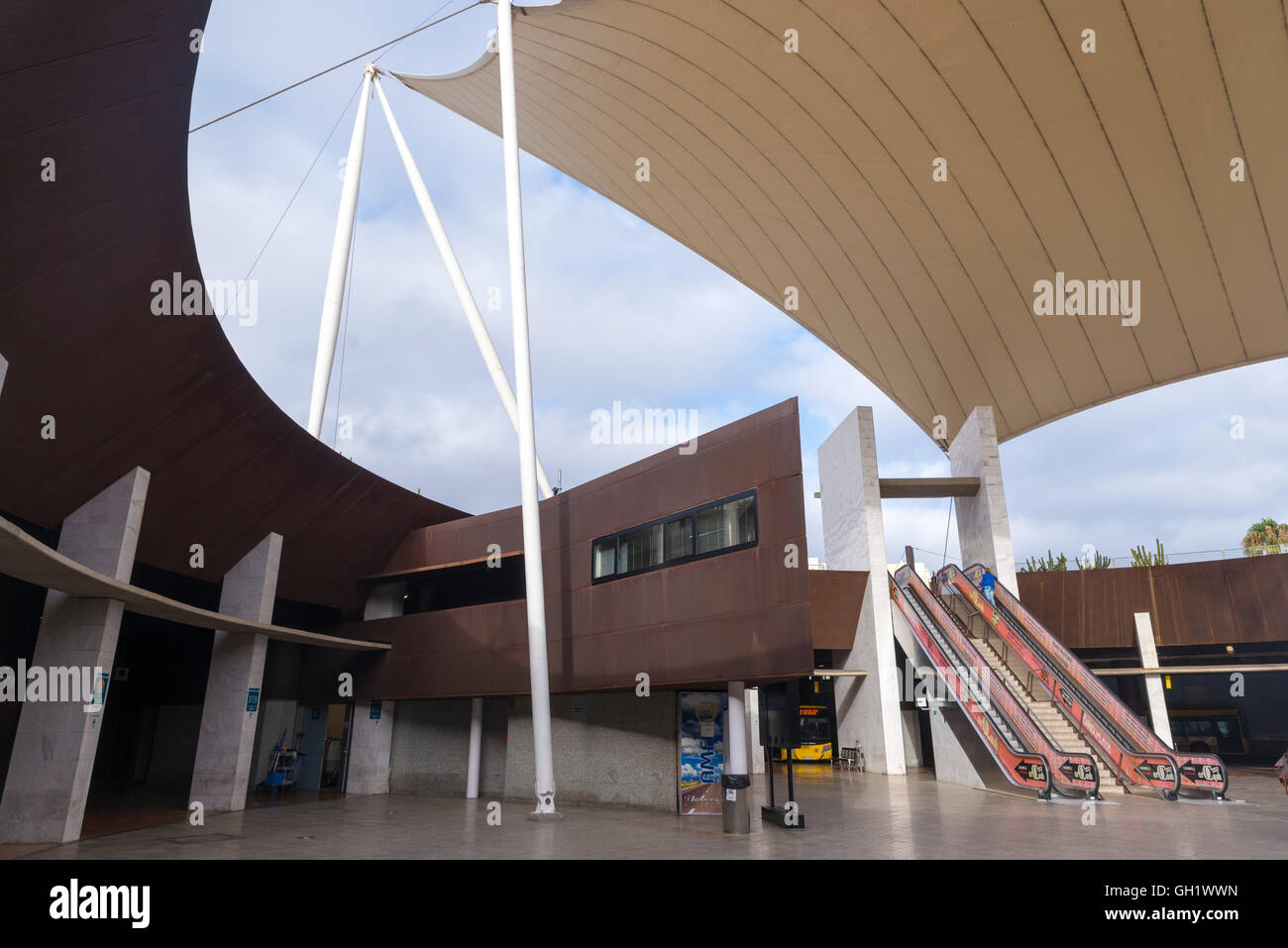 LAS PALMAS DE GRAN CANARIA, Spagna - 2 agosto 2016: Santa Catalina interscambio bus a Las Palmas Spagna. Questo è uno dei ma Foto Stock