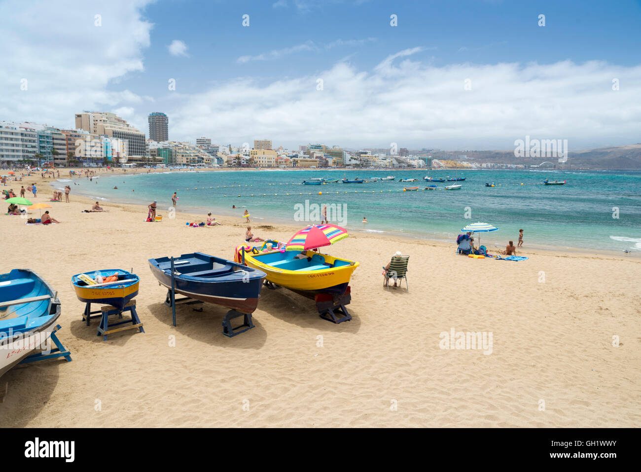 LAS PALMAS DE GRAN CANARIA, Spagna - 2 agosto 2016: barche di pescatori sulla spiaggia di Las Canteras nella città di Las Palmas, Canarie Foto Stock