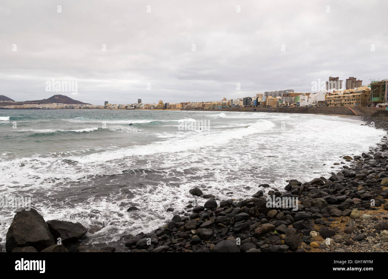 Il Oceano Atlantico la rottura tra le rocce della costa di Las Palmas de Gran Canaria, Isole Canarie Foto Stock