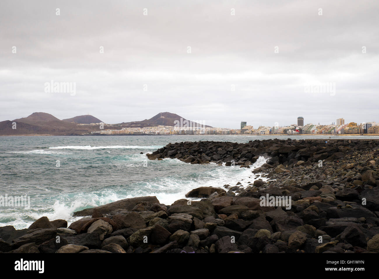 Il Oceano Atlantico la rottura tra le rocce della costa di Las Palmas de Gran Canaria, Isole Canarie Foto Stock